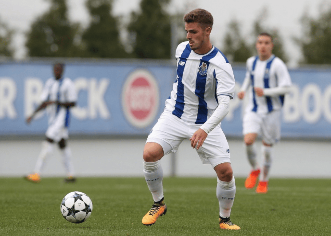 关于今晨德甲焦点战，波尔图造点机会，气氛紧张，轮换策略成焦点的信息